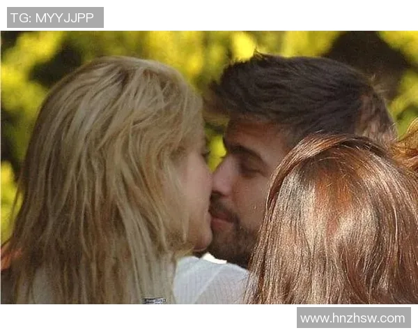 足球明星夫妻甜蜜接吻瞬间曝光引发粉丝热议与羡慕